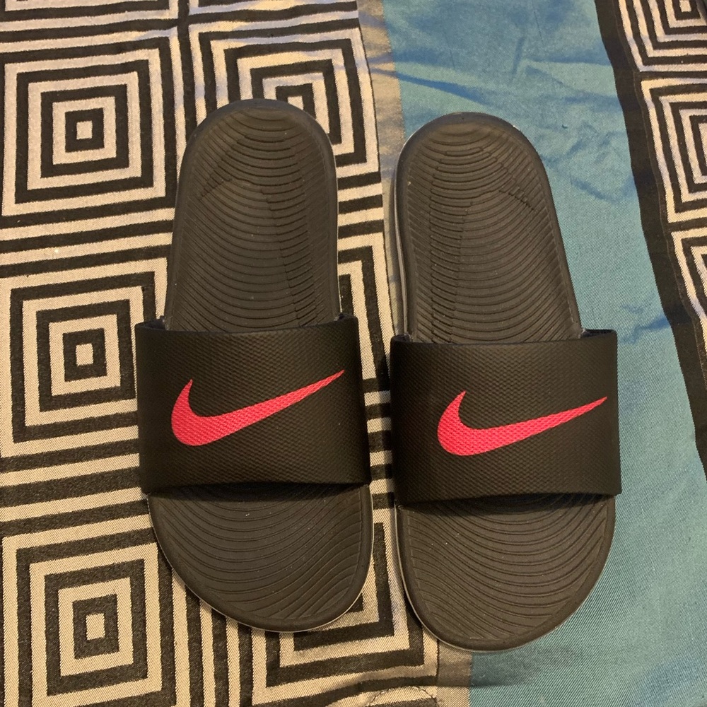NIKE SANDALS ALL BLACK W/ PINK SWOOSH SIGN!!!!